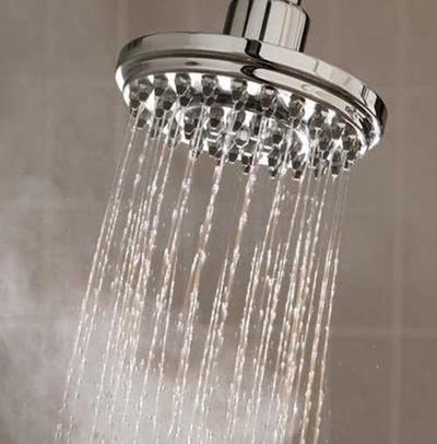 Vệ sinh bình nóng lạnh giúp nước trong bình luôn sạch